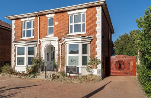 Southampton Apartment | Cosy Modern Studio; Free Laundry & Parking