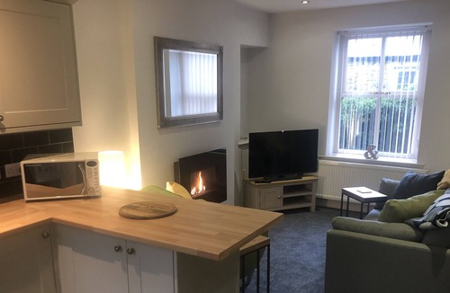 Barnoldswick House | Cosy Modern Weavers Cottage