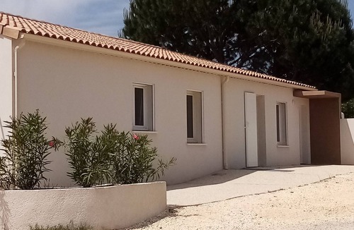 Pont-Saint-Esprit Villa | * Cosy new bungalow* private heated swimming pool with sun deck