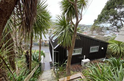 Wellington Apartment | Cosy, new, quiet Island Bay studio