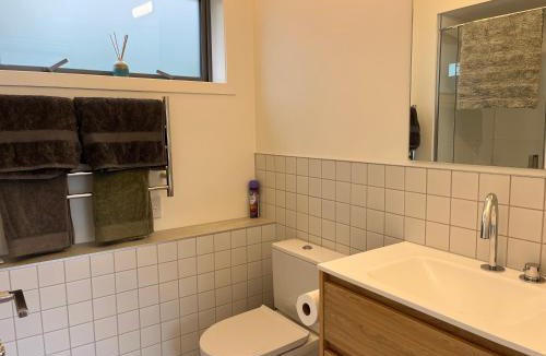 Wellington Apartment | Cosy, new, quiet Island Bay studio