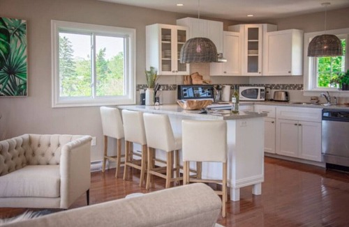 Port Mouton Cottage | Cosy Oceanfront Cottage - Hot Tub and Sauna