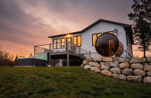 Port Mouton Cottage | Cosy Oceanfront Cottage - Hot Tub and Sauna