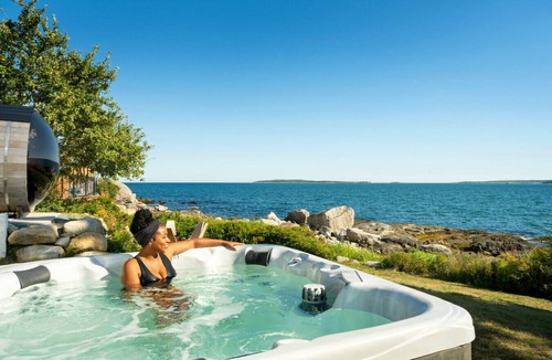 Port Mouton Cottage | Cosy Oceanfront Cottage - Hot Tub and Sauna