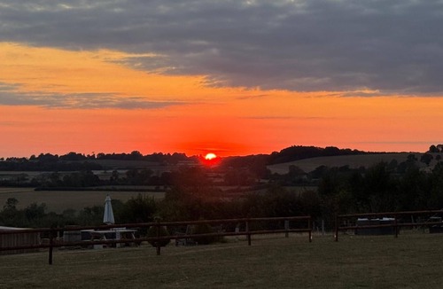 Lower Boddington Cabin | Cosy off-grid countryside cabin.