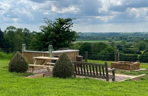 Lower Boddington Cabin | Cosy off-grid countryside cabin.