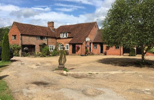 Holmbury St Mary Cottage | Cosy, one bedroomed 'cottage' on quiet farm within the centre of the village.