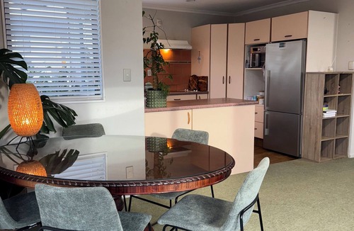 Papamoa Beach House | Cosy Papamoa Beachside Getaway in Prime Location.