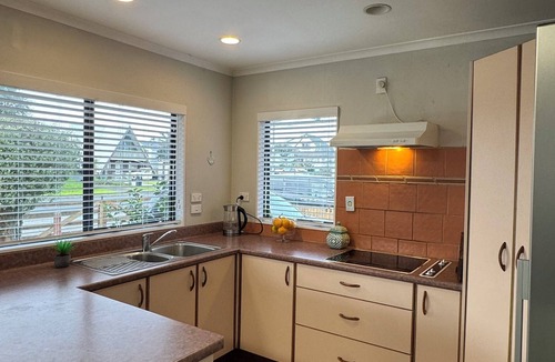 Papamoa Beach House | Cosy Papamoa Beachside Getaway in Prime Location.