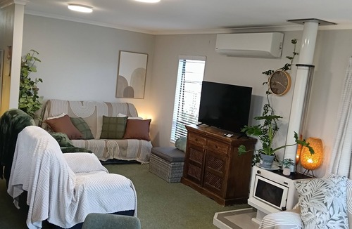 Papamoa Beach House | Cosy Papamoa Beachside Getaway in Prime Location.