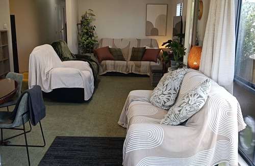 Papamoa Beach House | Cosy Papamoa Beachside Getaway in Prime Location.