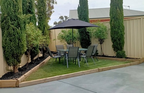 Quarry Hill House | Cosy Peel Cottage (Pet Friendly)