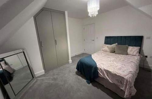 Caterham Apartment | Cosy penthouse suit