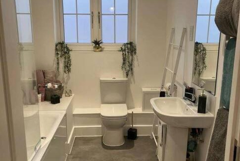 Caterham Apartment | Cosy penthouse suit