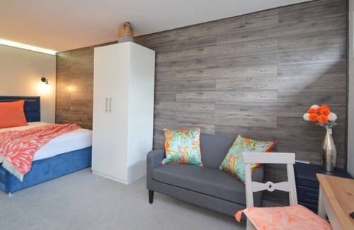 Claypole Apartment | Cosy Private Entrance Studio Apartment