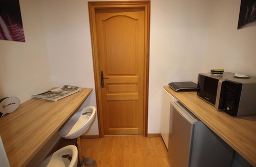 Varennes-Jarcy Apartment | Cosy private suite with dining area