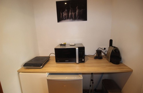 Varennes-Jarcy Apartment | Cosy private suite with dining area