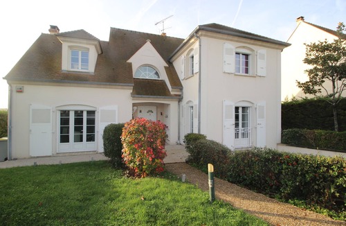 Varennes-Jarcy Apartment | Cosy private suite with dining area