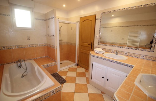 Varennes-Jarcy Apartment | Cosy private suite with dining area