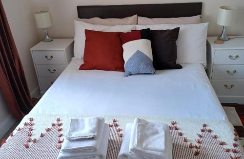 Seisdon House | Cosy, quiet 3 bedroom home with free parking