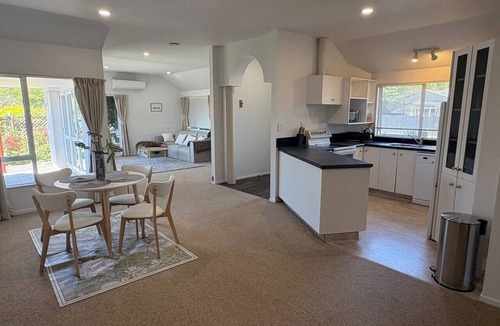 Hastings House | Cosy Quiet Parkside Retreat