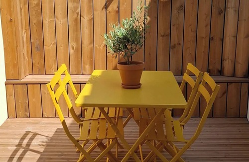 Viviers House | Cosy, quiet town house