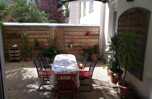 Neuilly-sur-Seine Apartment | cosy rare 2 bedroom apartment around a private garden