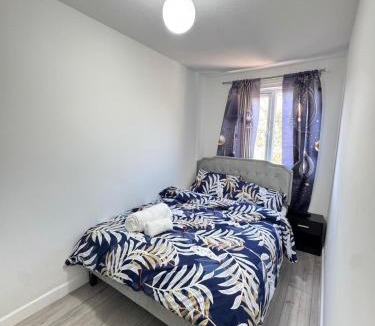 Thamesmead Apartment | Cosy Retreat