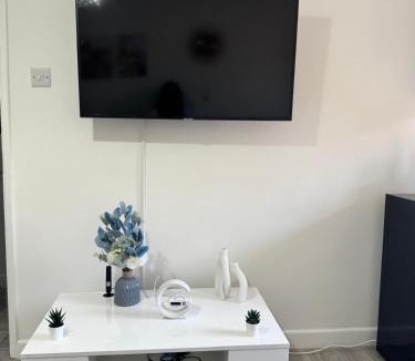 Thamesmead Apartment | Cosy Retreat