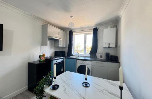 Thamesmead Apartment | Cosy Retreat