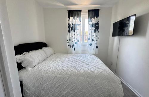 Thamesmead Apartment | Cosy Retreat