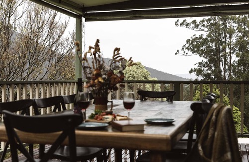 Warburton House | Cosy Retreat with Mountain Views