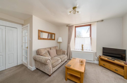 Jedburgh Apartment | Cosy River‑side Flat in Jedburgh, Steps from Canongate Bridge