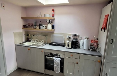 Fishponds Apartment | Cosy self-contained studio flat in Bristol