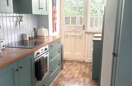 Ford Cottage | Cosy Semi Rural Cottage with Large Gardens & Tennis Court - Dogs Welcome!