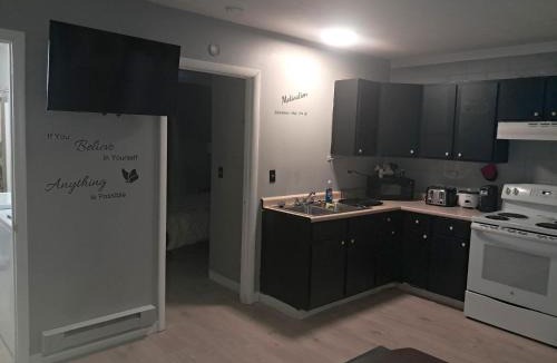 Huntington Apartment | Cosy single-level home with laundry and parking