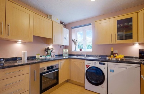 Knowle Sands House | Cosy single room shared bathroom