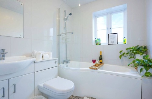 Knowle Sands House | Cosy single room shared bathroom