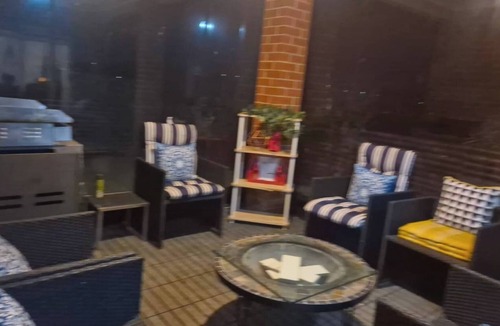 Drouin House | Cosy spacious hill holiday home