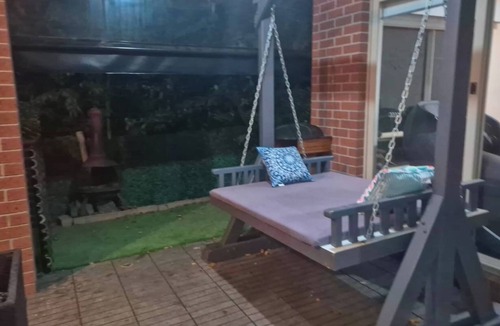 Drouin House | Cosy spacious hill holiday home