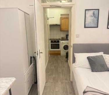 Upper Edmonton Apartment | Cosy Spacious Studio Flat,N18