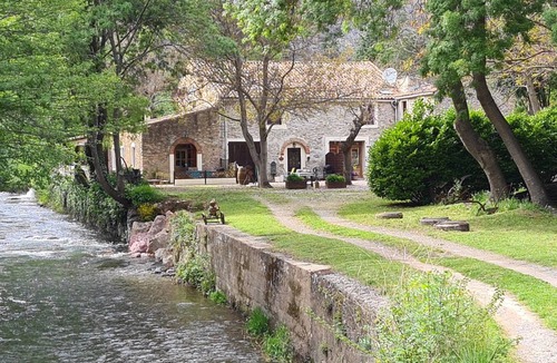 Caunes-Minervois Apartment | Cosy, split level apartment with River views, perfect for 2
