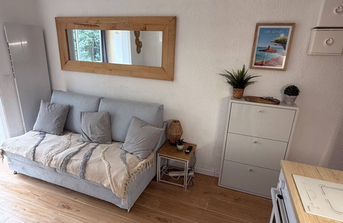 Le Dramont Apartment | Cosy studio 200m from the sea!