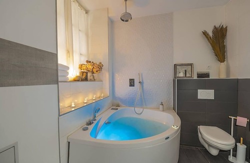 Saint Michel - Mairie Apartment | Cosy Studio Bernard with Jacuzzi – Relaxation & Style