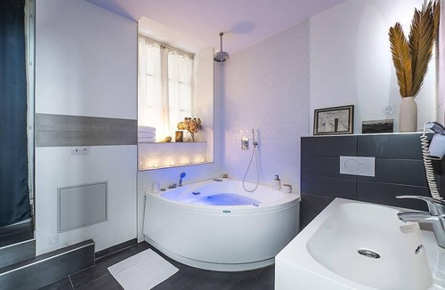 Saint Michel - Mairie Apartment | Cosy Studio Bernard with Jacuzzi – Relaxation & Style