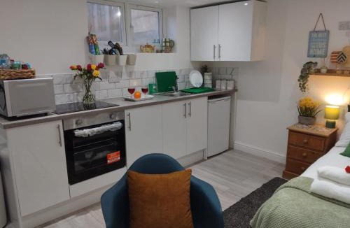 Harehills Apartment | Cosy studio flat with free wifi and free parking
