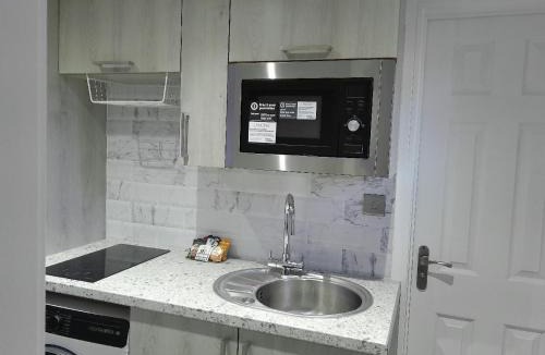 Bletchley Apartment | Cosy Studio