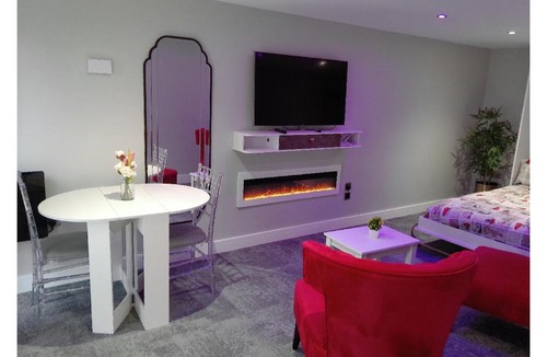 Bletchley Apartment | Cosy Studio