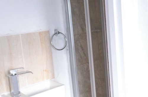 South Ockendon Apartment | Cosy Studio Getaway - Free Parking & Central Links