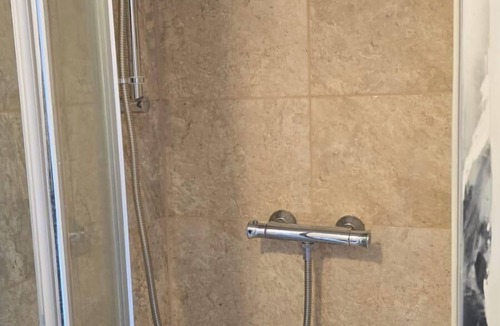 South Ockendon Apartment | Cosy Studio Getaway - Free Parking & Central Links